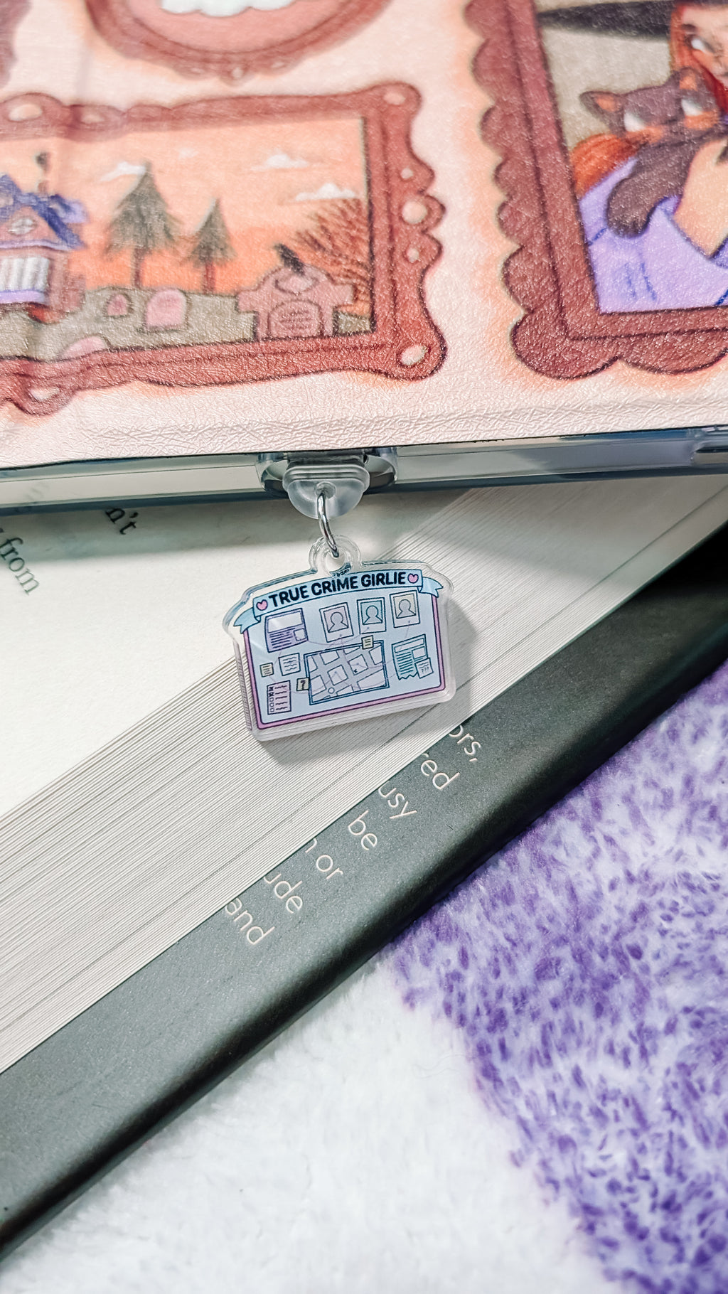 Kindle Charm True Crime Girlie (Blue)